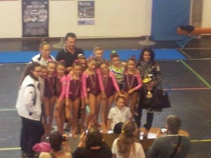 Tutte le ginnaste sul podio dopo la premiazione