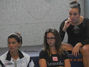 La allenatrice Fabiola Cantini con le ginnaste Sara Balducci e Arianna Fantini