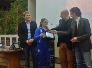 Sofia Bonistalli riceve il Premio Sport Città di Scandicci 2015 dalle mani del Sindaco.
