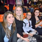 Passato e presente della ginnastica: le istruttrici della Polisportiva Casellina Giulia Bambi, Lisa Farolfi e Silvia Farolfi sulle tribune del Mandela Forum, con Sofia Bonistalli